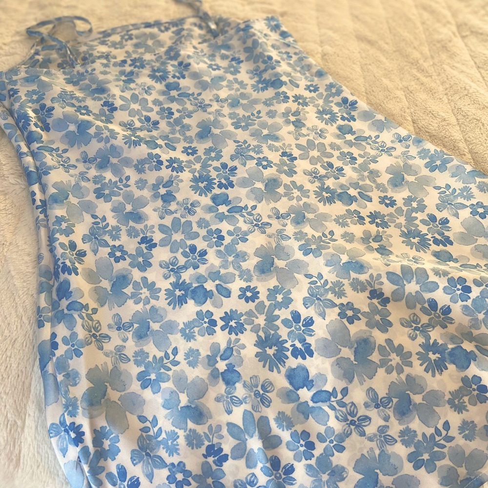 Light blue thigh high dress with adjustable straps from Forever 21. Size:Small